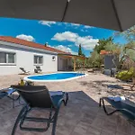 בית נופש 3 Bedroom Cozy In Sikovo
