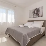 3 Bedroom Cozy In Sikovo