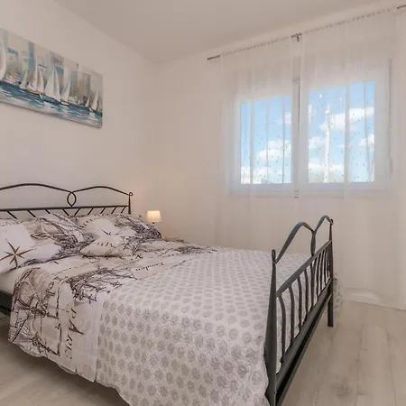 Vakantiehuis Stunning In With Kitchen Sikovo
