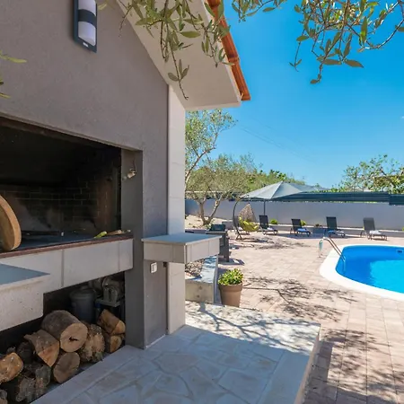Vakantiehuis Stunning In With Kitchen