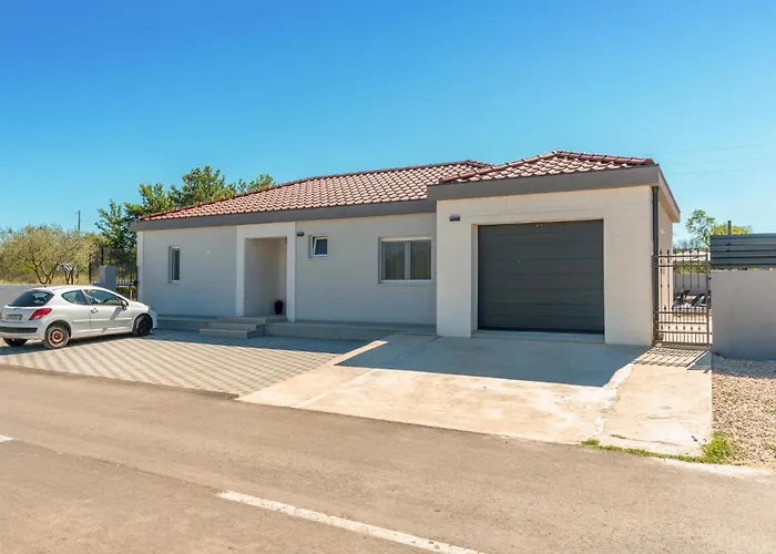 3 Bedroom Cozy In Nyaraló Sikovo