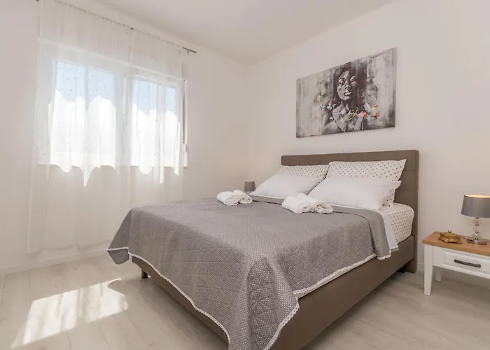 3 Bedroom Cozy In Sikovo